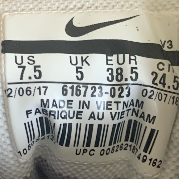 SZ 7.5 Nike Women’s Gray/White Athletic Shoes - Picture 8 of 9